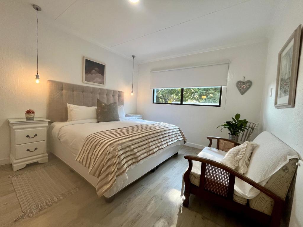 een slaapkamer met een groot bed en een raam bij Comfort Zone in Johannesburg