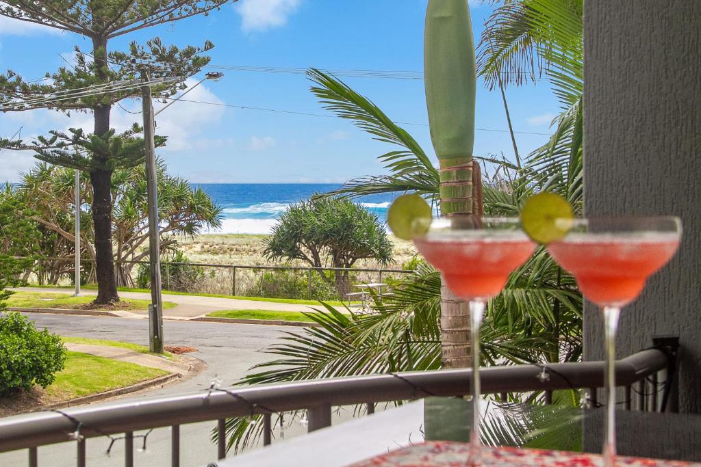 - une table avec deux verres et une vue sur la plage dans l'établissement Bilinga Bliss - Luxury beachfront apartment, à Gold Coast