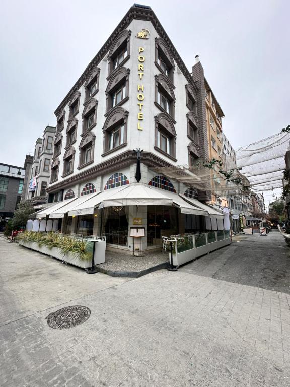 un grand bâtiment avec un panneau à l'avant dans l'établissement Aly Port Hotel, à Istanbul