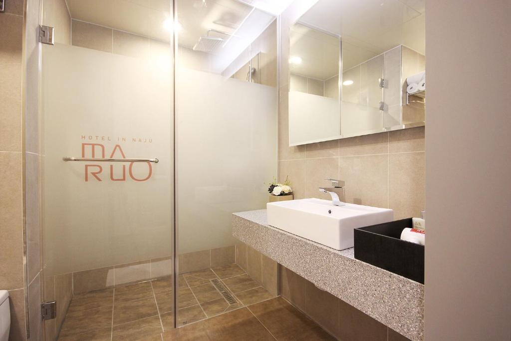 Koupelna v ubytování Maruo Hotel