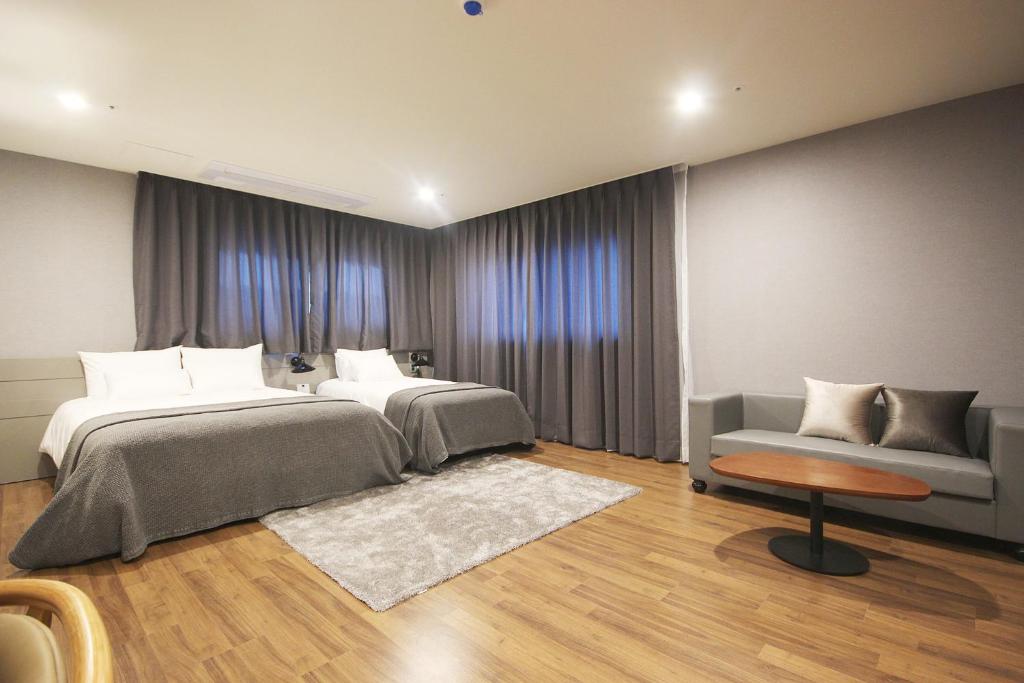 Postel nebo postele na pokoji v ubytování Maruo Hotel