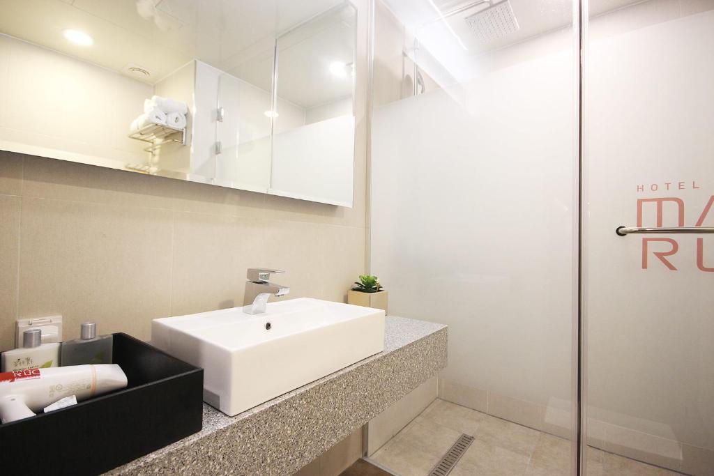 Koupelna v ubytování Maruo Hotel