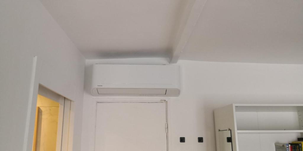 een wit plafond in een kamer met een witte kast bij Joli studio dans le coeur de Menton in Menton