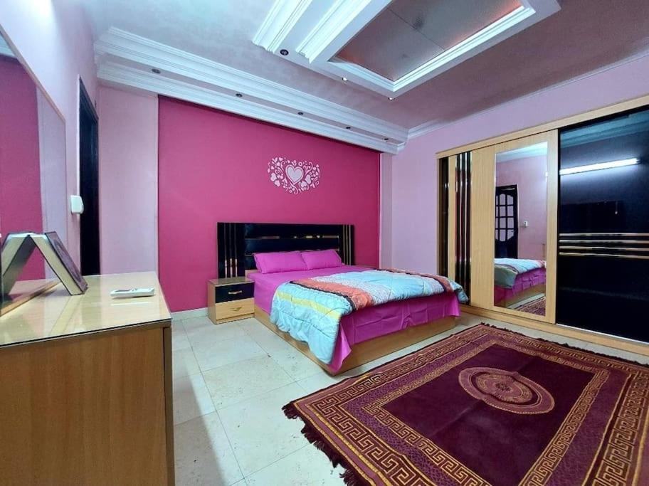 Łóżko lub łóżka w pokoju w obiekcie Furnished apartment by the Nile شقة مفروشة تطل على النيل