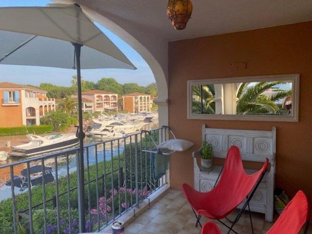 Afbeelding uit fotogalerij van PCOGPETS Appartement avec belle vue Marina et piscine à Port-Cogolin in Cogolin