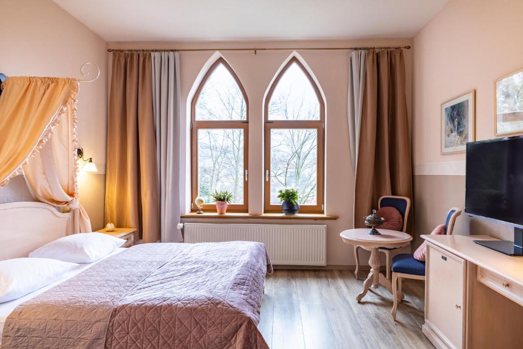 TV a/nebo společenská místnost v ubytování Schlossberg-Hotel Garni