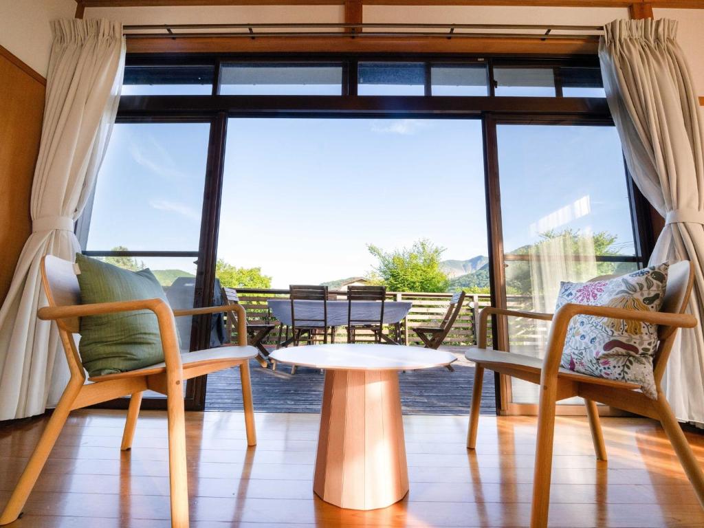 ein Wohnzimmer mit Stühlen und einem Tisch auf dem Balkon in der Unterkunft Ashigarashimogun - Glamping - Vacation STAY 75753v in Sengokuhara