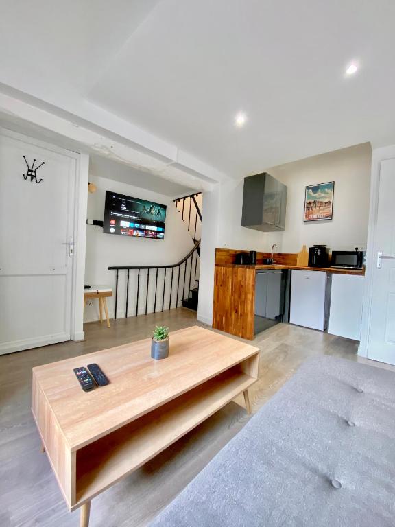 - un salon avec une table basse en bois dans l'établissement Le Duplex Rouen Cocooning Rouen Centre Parking, à Rouen