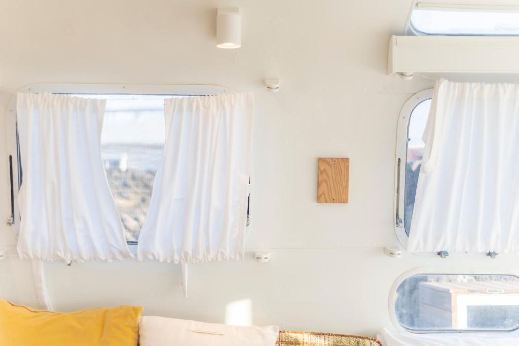 済州市にあるBeachBoys - Retro Caravan AirStreamの窓とソファ付きのリビングルーム