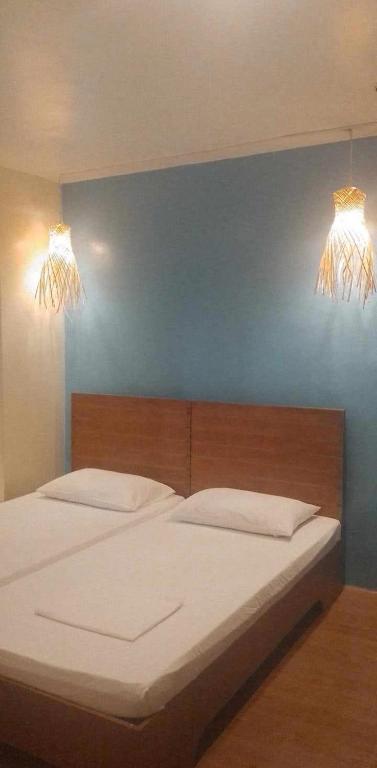 Postel nebo postele na pokoji v ubytování Amos Pili Tree Inn powered by Cocotel