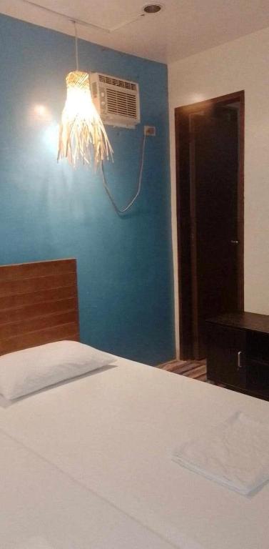 Postel nebo postele na pokoji v ubytování Amos Pili Tree Inn powered by Cocotel