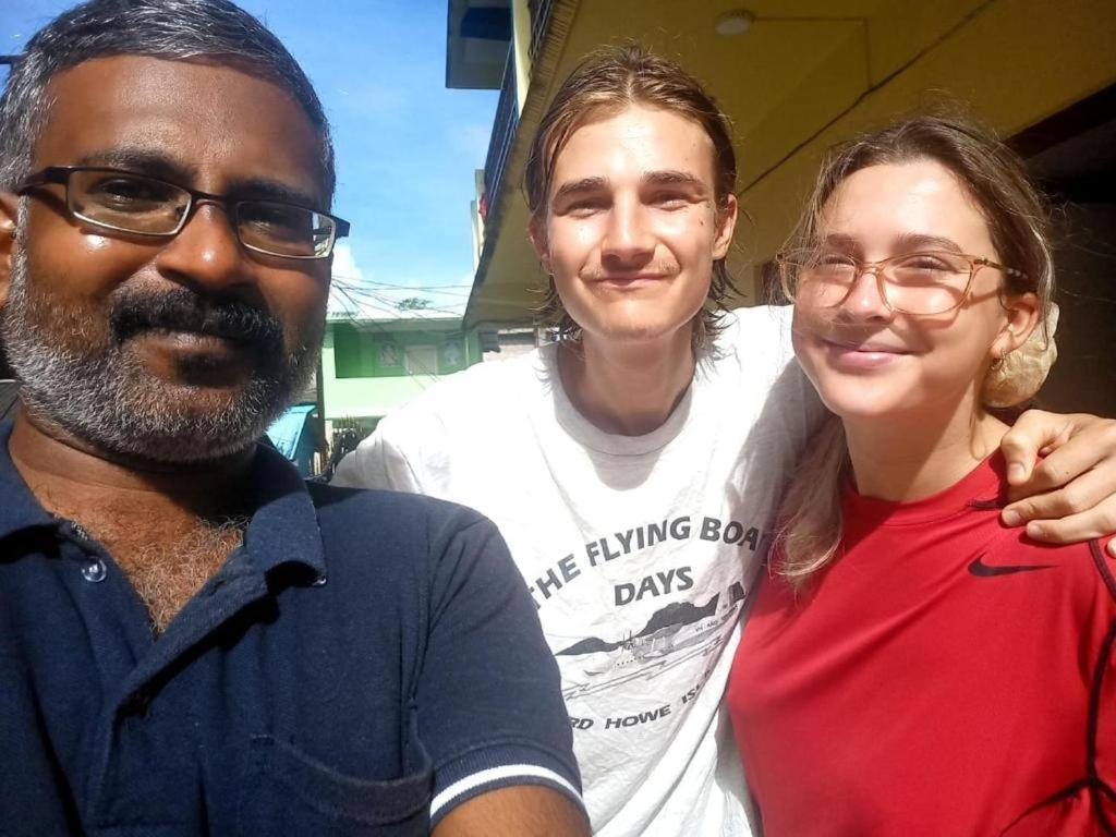 Due uomini e una donna che posano per una foto di VEERAS HOME STAY a Port Blair