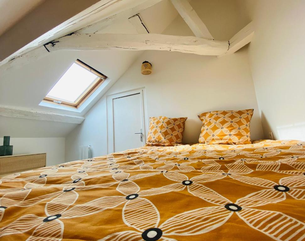 a bedroom with a large bed in a attic at Le Duplex Rouen Cocooning Rouen Centre Parking in Rouen