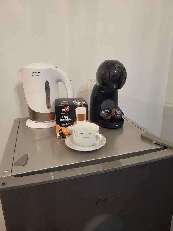 Príslušenstvo na prípravu kávy alebo čaju v ubytovaní Nest Apartament