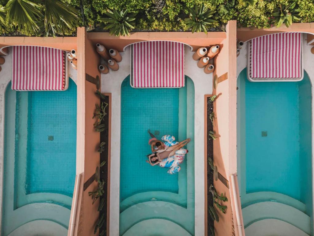 Der Swimmingpool an oder in der Nähe von Cyrus Villa Seminyak by Ini Vie Hospitality