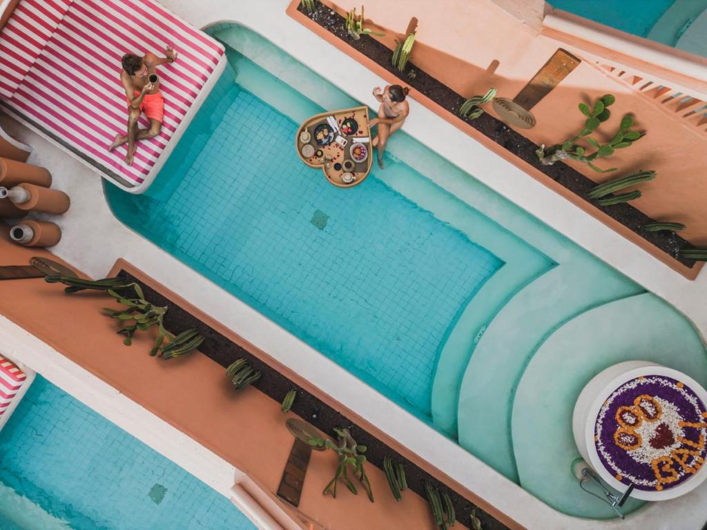 Der Swimmingpool an oder in der Nähe von Cyrus Villa Seminyak by Ini Vie Hospitality