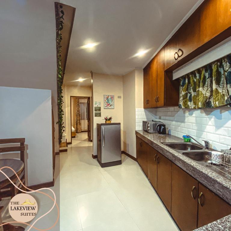 Kuchyň nebo kuchyňský kout v ubytování The Lakeview Suites