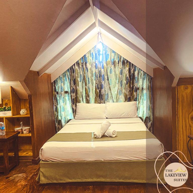 Postel nebo postele na pokoji v ubytování The Lakeview Suites