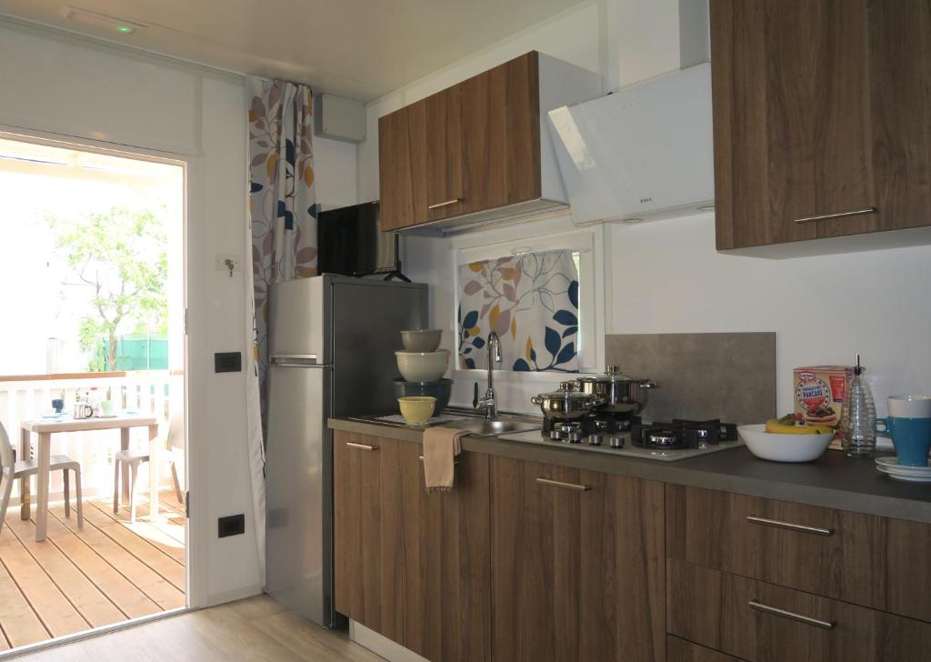 A kitchen or kitchenette at Camping Adriatico