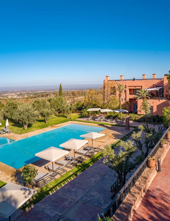an overhead view of a swimming pool with umbrellas at Kasbah Agounsane Hotel & Spa in Ourika