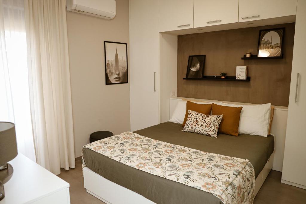 ein Schlafzimmer mit einem Bett in einem Zimmer in der Unterkunft Doma suite 1 in Gela