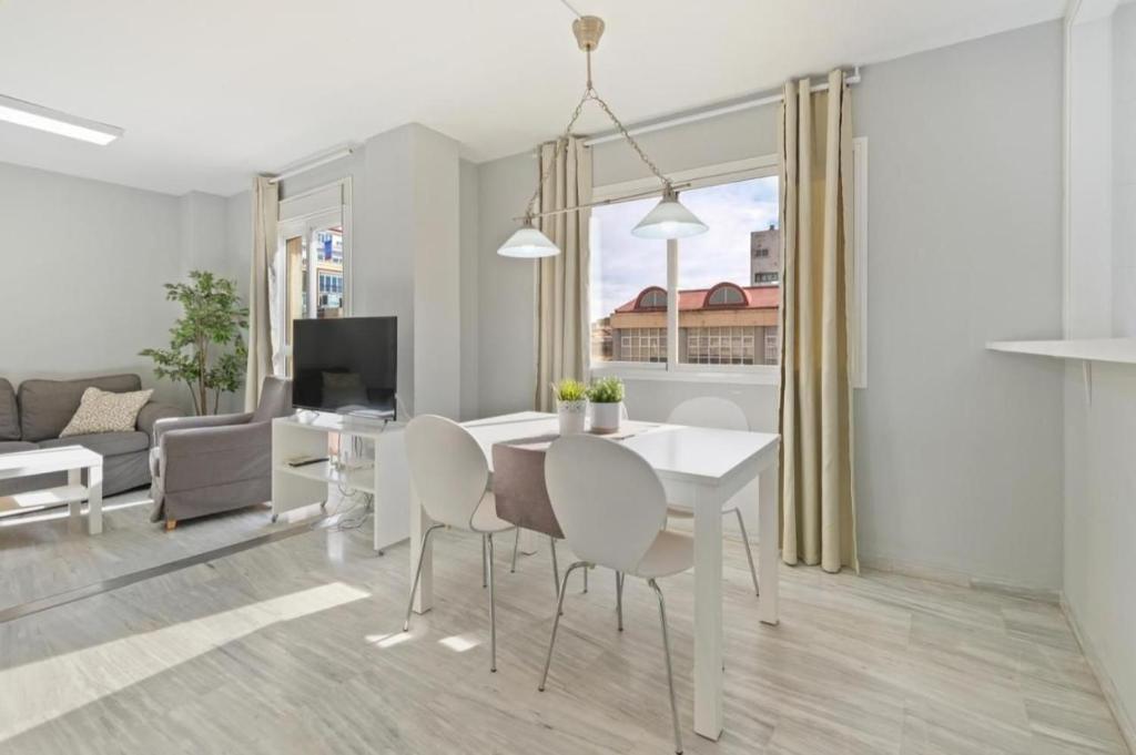 Televízia a/alebo spoločenská miestnosť v ubytovaní Apartamento en calle cuarteles de dos habitaciones