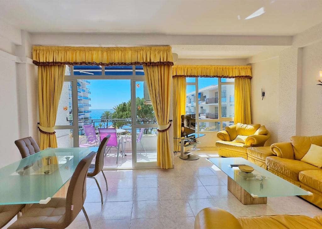 uma sala de estar com um sofá e uma mesa em Skol 439 Spacious and Refurbished Apartment with Sea Views em Marbella