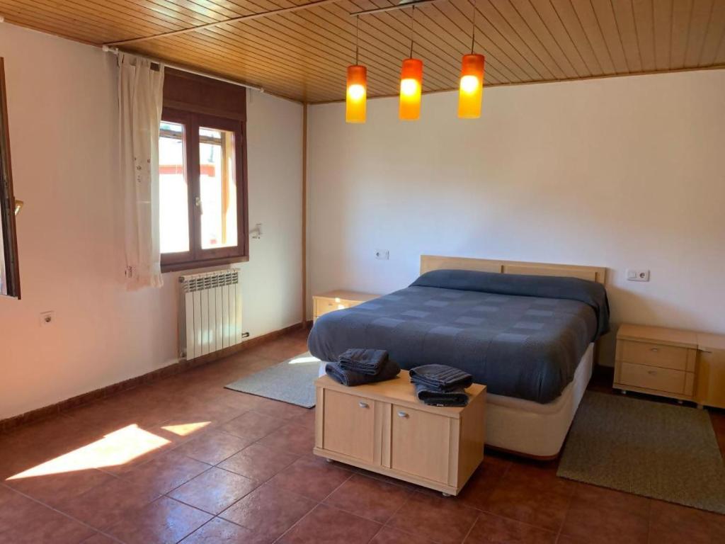 Un dormitorio con una cama grande y una ventana en La Galera Barrios Altos, en Guadalaviar