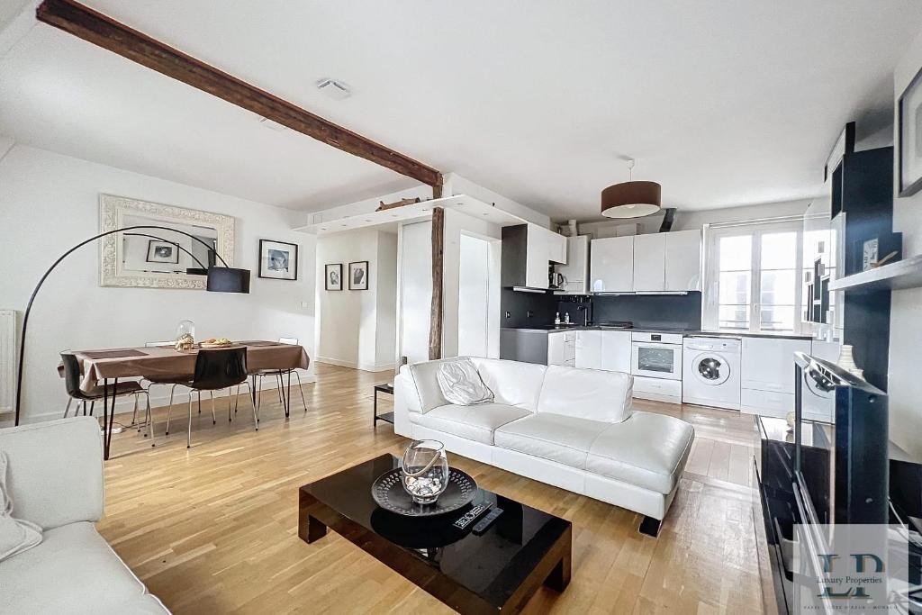 Posezení v ubytování Beautiful top-floor apartment with unobstructed view Paris 8th district !