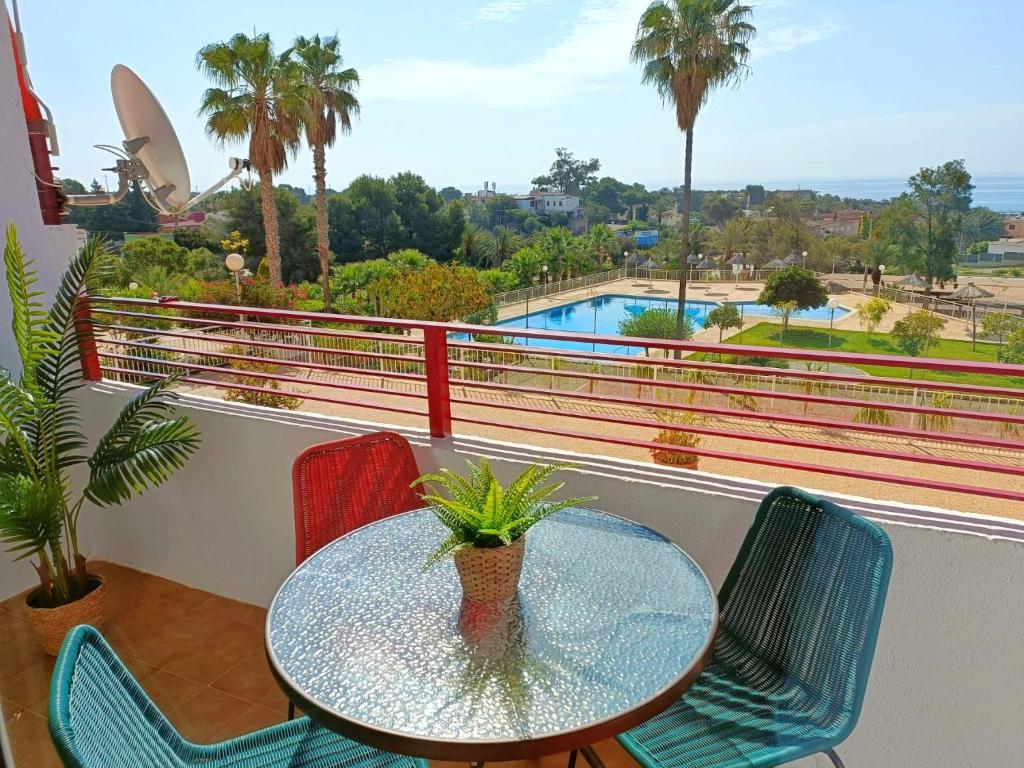 a table and chairs on a balcony with a view of a pool at Vistas al Mar y la Piscina en Calarreona - by Aloha Palma in Águilas