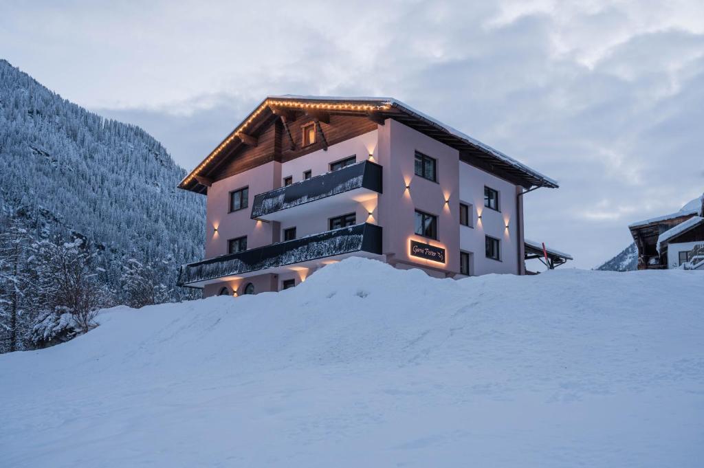 un edificio sobre una pila de nieve en Garni Petter, en Kappl