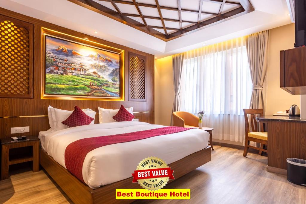 加德滿都的住宿－Kailash Boutique Hotel，配有一张床和一张书桌的酒店客房