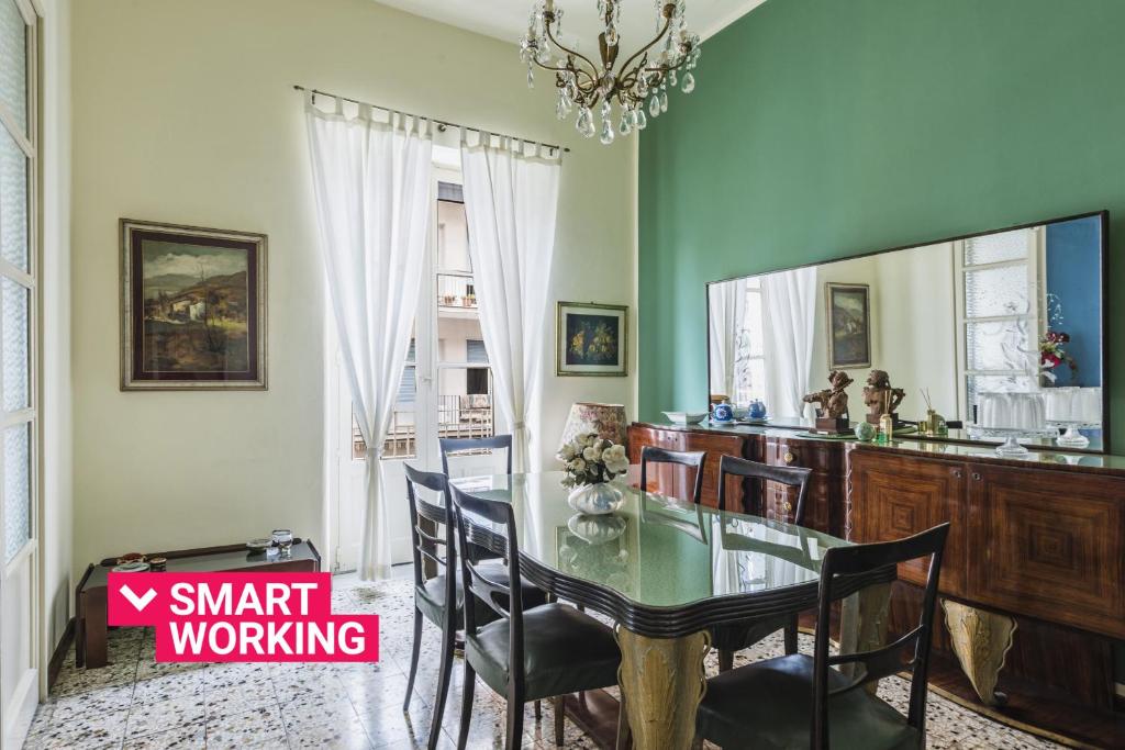 une salle à manger avec une table et des chaises en verre dans l'établissement Tera & Turi House by Wonderful Italy, à Catane