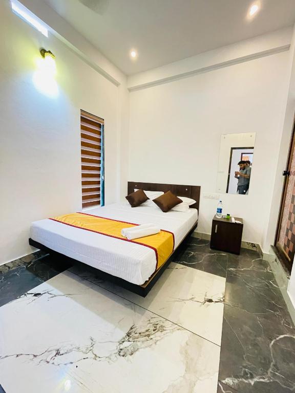 um quarto com uma cama grande num quarto em Tea Vista Holiday Home em Kalpatta
