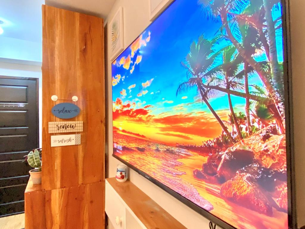 Μια τηλεόραση ή/και κέντρο ψυχαγωγίας στο Staycation with Ocean View+Near Malls+Free Pool+Wifi+Netflix