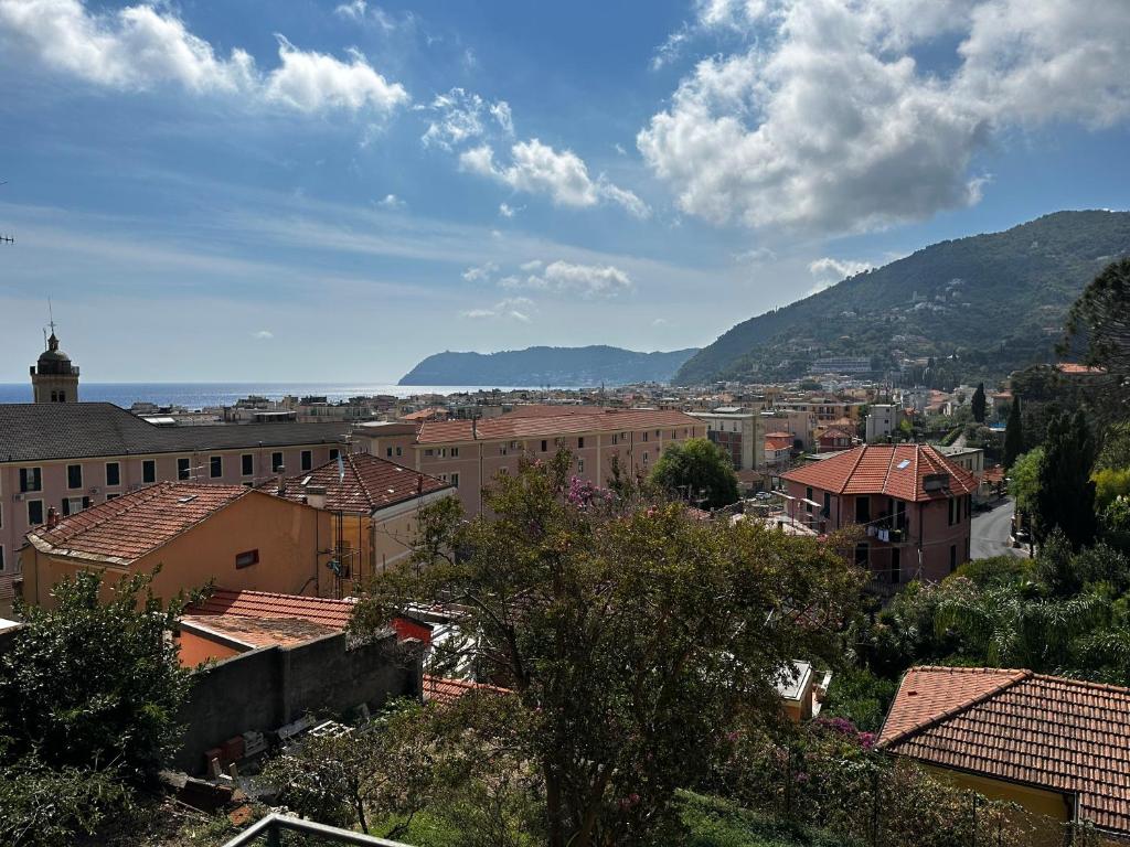 vista su una città con edifici e montagne di Villa San Giorgio vista mare Alassio ad Alassio