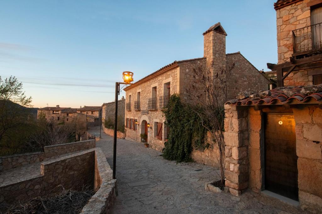 Une allée dans une vieille ville avec un éclairage de rue dans l'établissement Hotel Siuranella, à Siurana