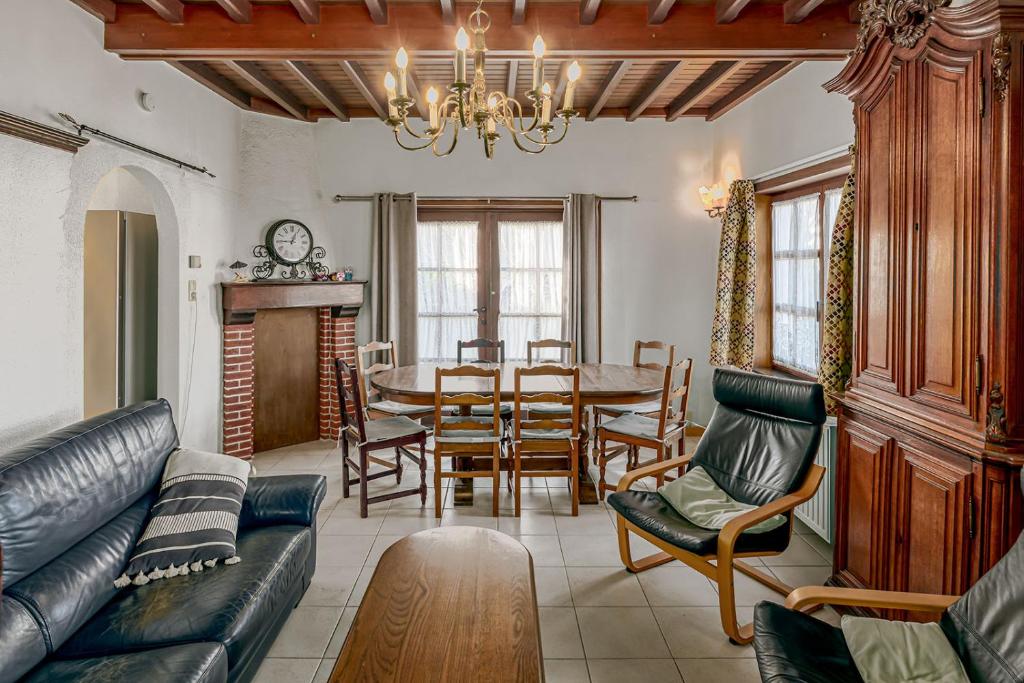 uma sala de estar com um sofá e uma mesa em Lucky em Sint-Idesbald