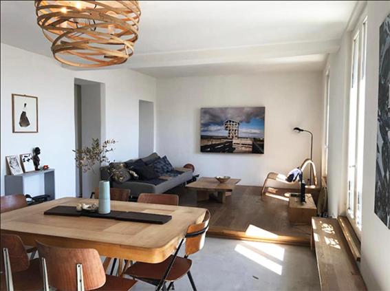 un salon avec une table et un canapé dans l'établissement Superbe appartement au coeur de Montmartre, à Paris