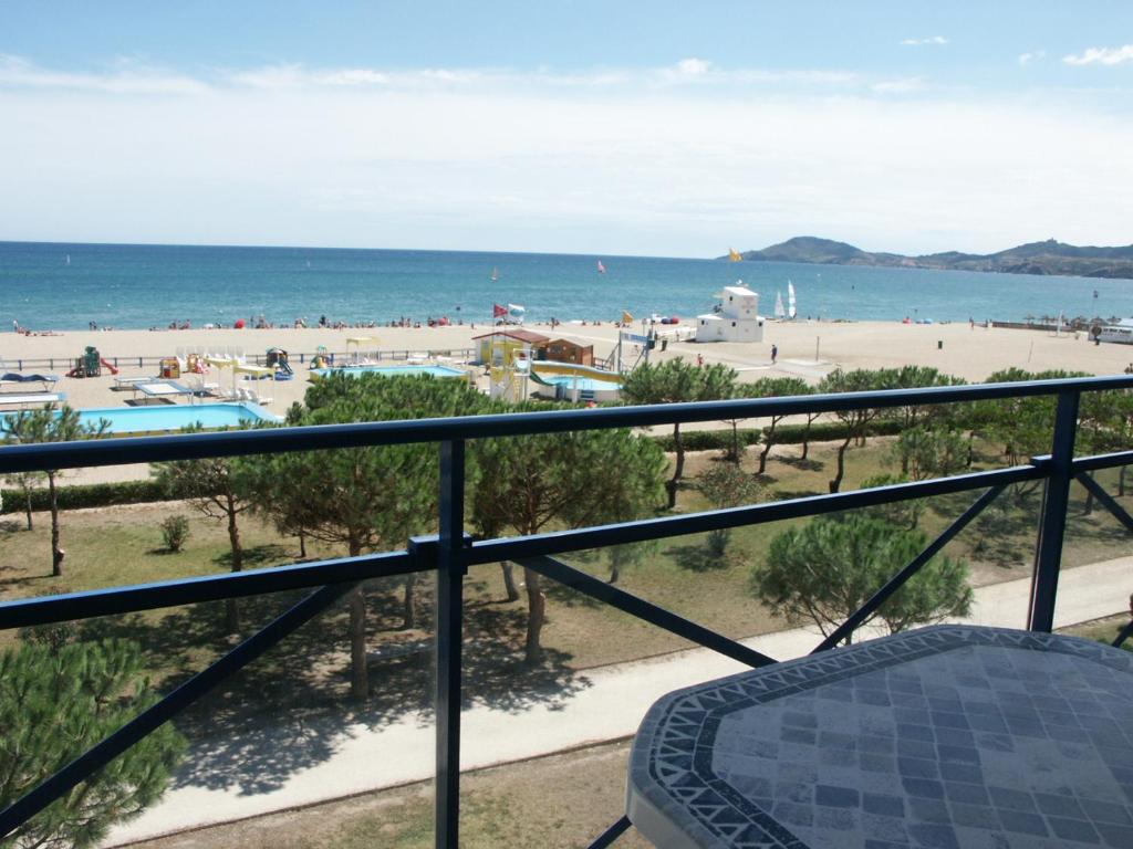 einen Balkon mit Blick auf den Strand und das Meer in der Unterkunft royal blue in Argelès-sur-Mer
