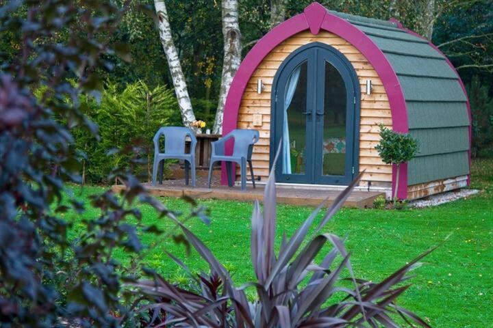 约克Belle Vista Glamping & Camping的庭院内带桌椅的凉亭