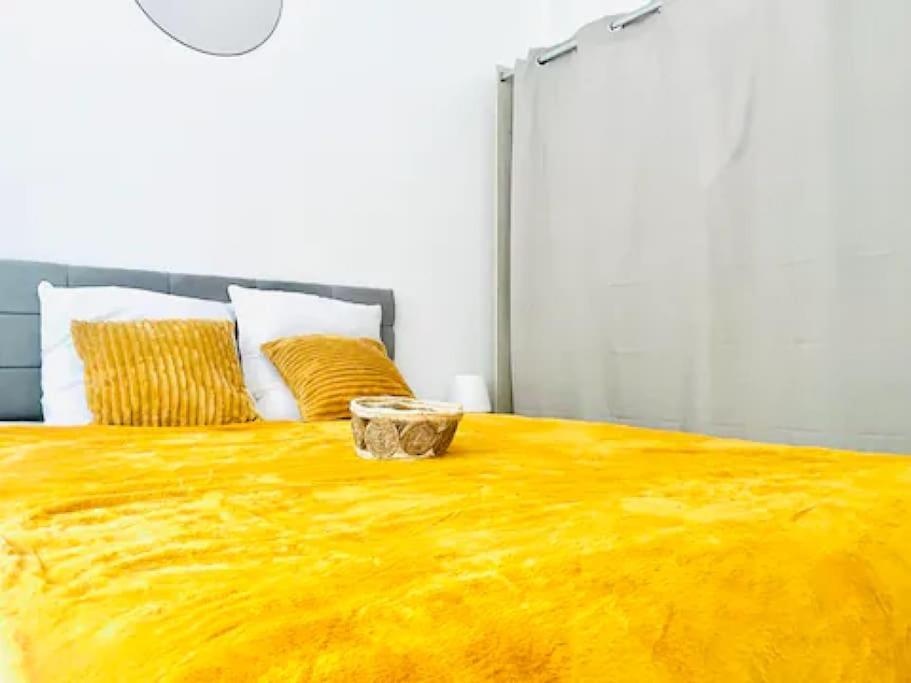 uma grande cama amarela com uma tigela em cima em Metz Muse Studio 4 couchages em Metz