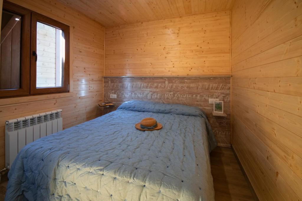 Giường trong phòng chung tại Bungalows Laspaúles