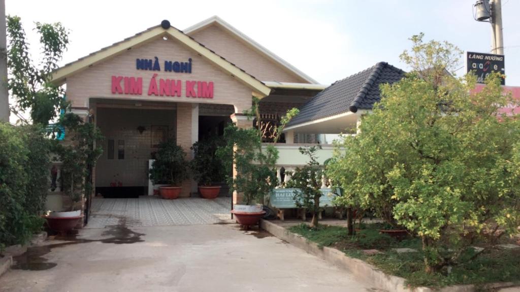 un edificio con un cartel que lee mente salvaje nueva ciudad final en NHÀ NGHỈ KIM ÁNH KIM, en Trà Vinh