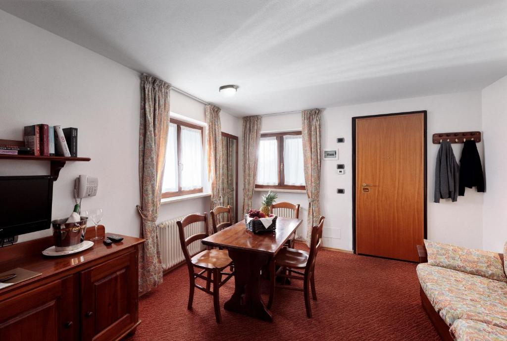 TV a/nebo společenská místnost v ubytování Hotel Miramonti Corvara
