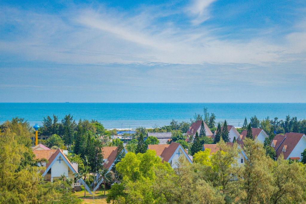 a town with houses and the ocean in the background at Căn hộ nghỉ dưỡng 5 sao The Sóng Vũng Tàu in Vung Tau