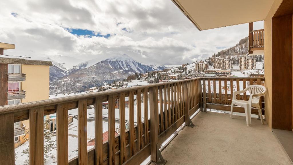 a balcony with a view of the mountains at B203- Appartement 2 pieces cabine 6 personnes in Orcières