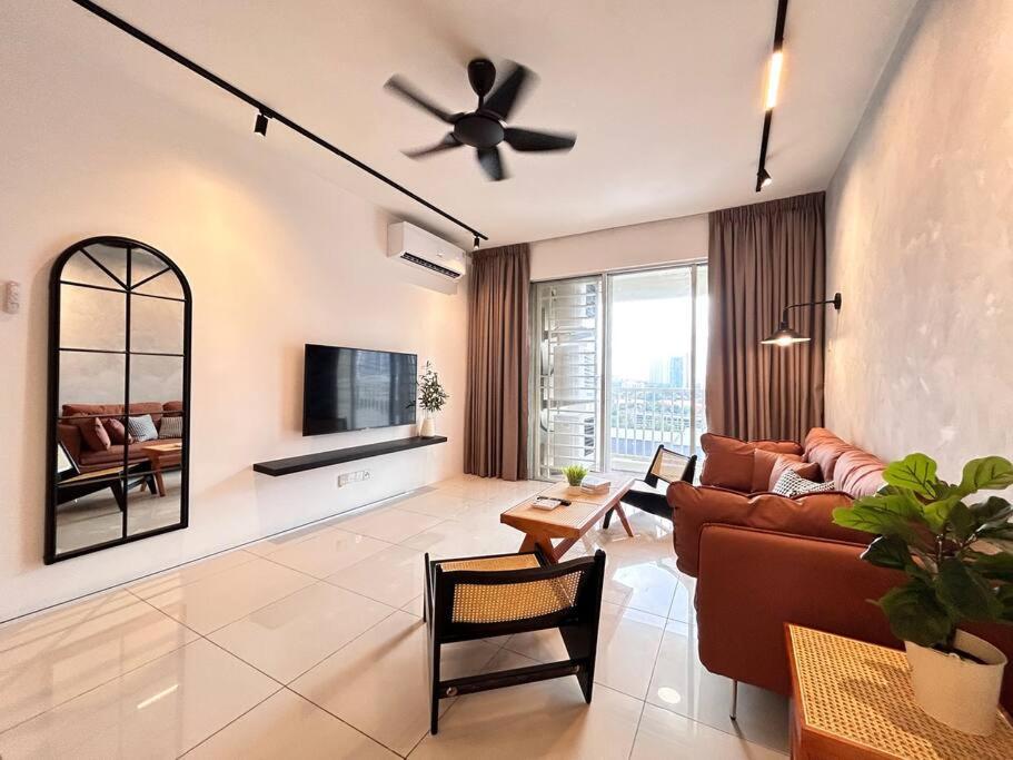 sala de estar con sofá y ventilador de techo en RetroJazz Kids House 15pax 4Room, en Kuala Lumpur