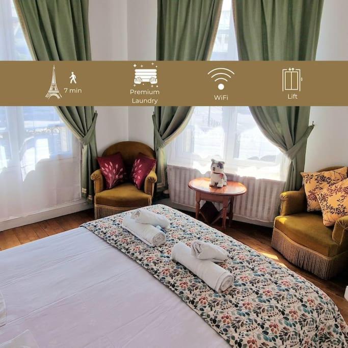 une chambre avec un lit avec deux oreillers dessus dans l'établissement Christina : A deux pas de la Tour Eiffel, à Paris