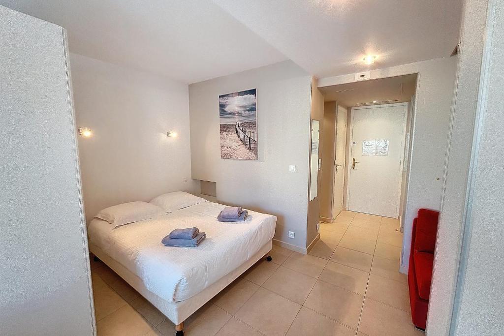 une chambre avec un lit avec des serviettes dessus dans l'établissement HENRI CAMILLE REAL ESTATE - Rouaze 2 -Studio à 50m center, à Cannes